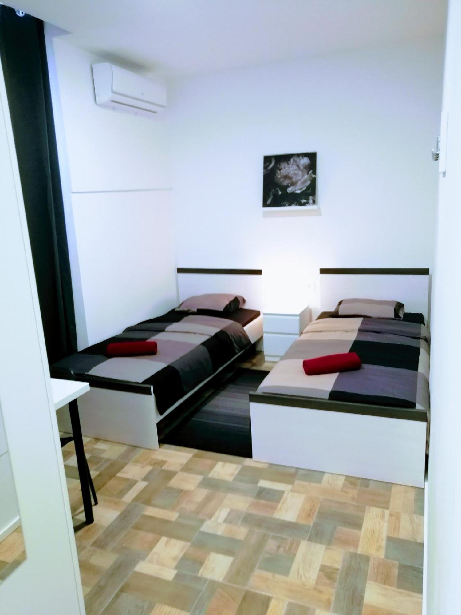 Pula Center - Studio Apartments Luaran gambar