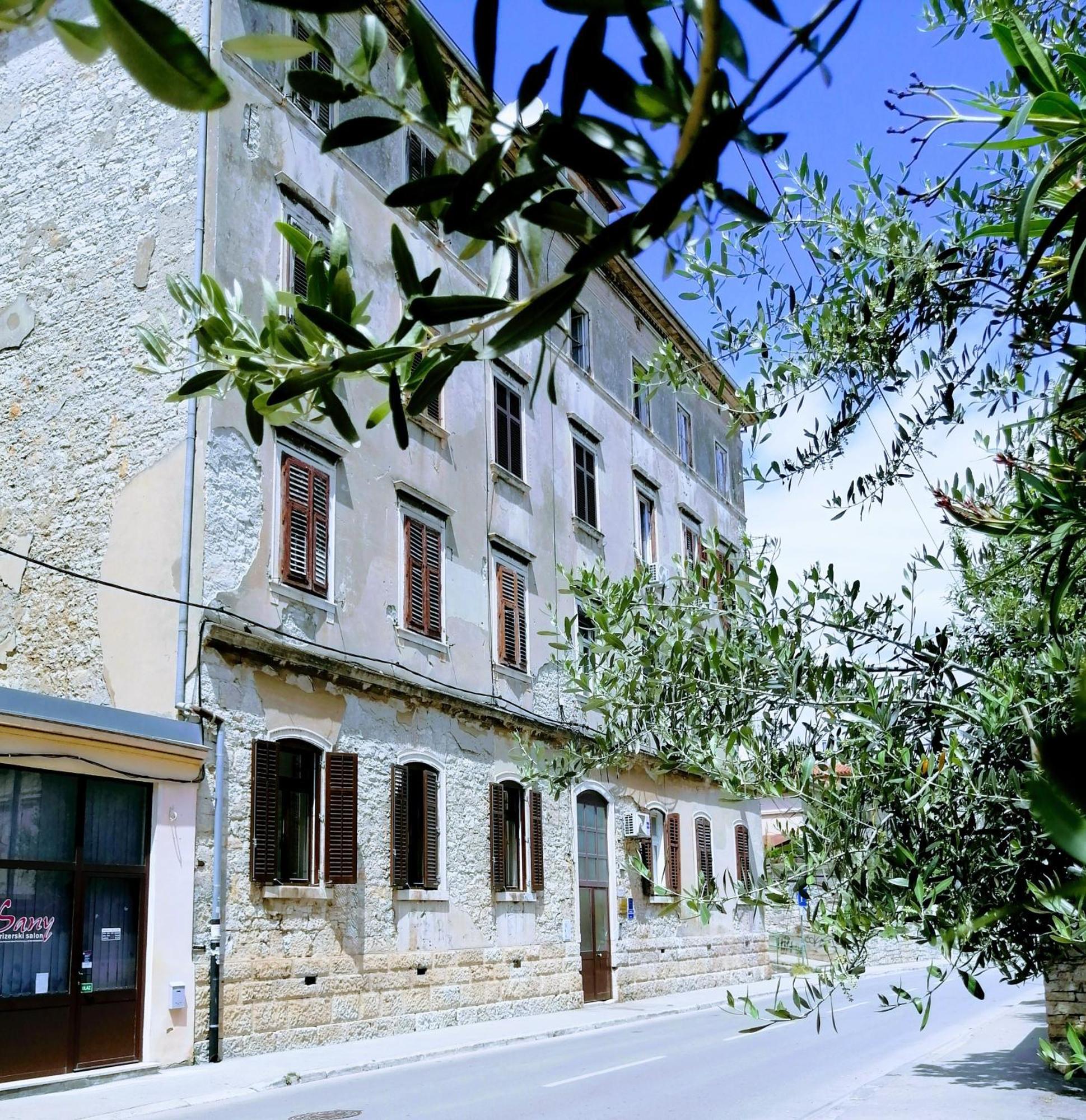 Pula Center - Studio Apartments Luaran gambar
